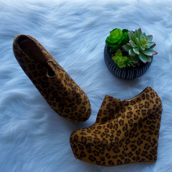 *SOLD* Animal Print Wedge Booties - Picture 4 of 8
